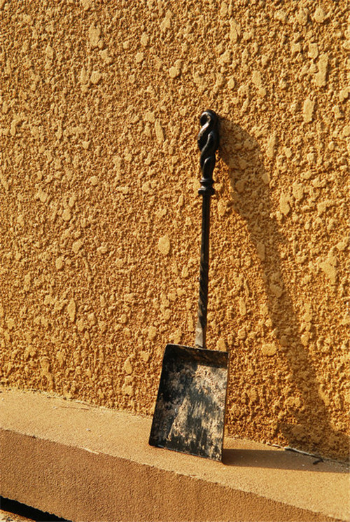 灰鏟 —— 鏟頭和鏟桿必須由金屬制成，大多數(shù)情況下短柄的灰鏟更方便使用.jpg